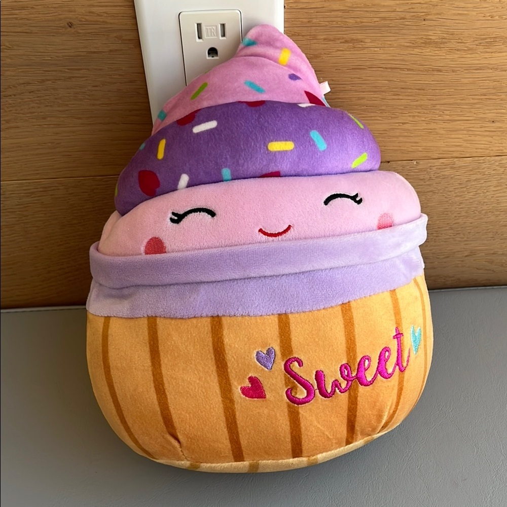 KIMMIE THE CUPCAKE 9" BY SQUISHMALLOW